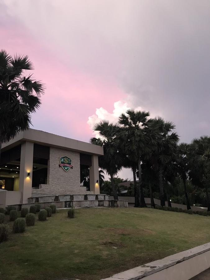 Suwan Golf & Country Club Pensionat Nakhon Chai Si Exteriör bild